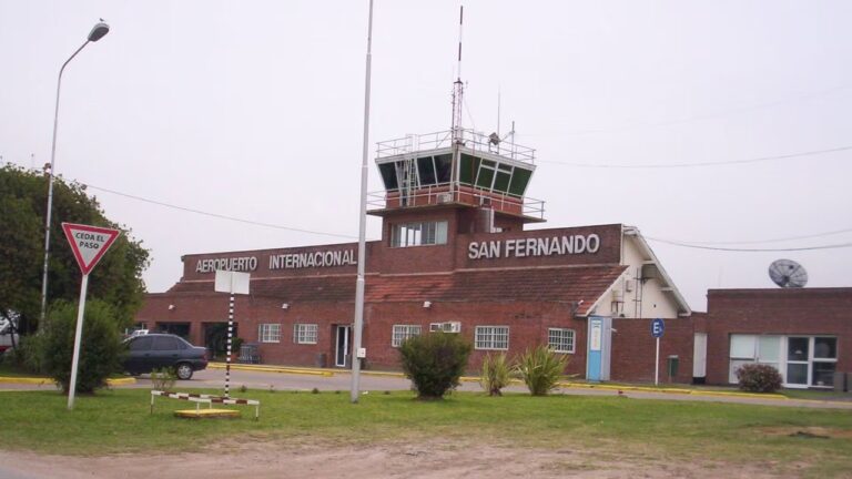 Allanaron un hangar para identificar a los pasajeros de los vuelos a la mansión de Pilar