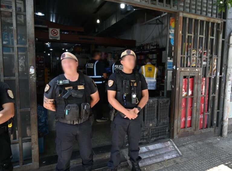 Inspeccionaron locales en Pompeya y Parque Patricios: secuestraron artículos de venta callejera