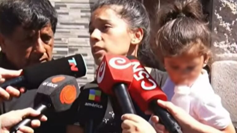 La mamá de E. aseguró que a su hija se la llevaron porque “tenía el body al revés y mal puesto”