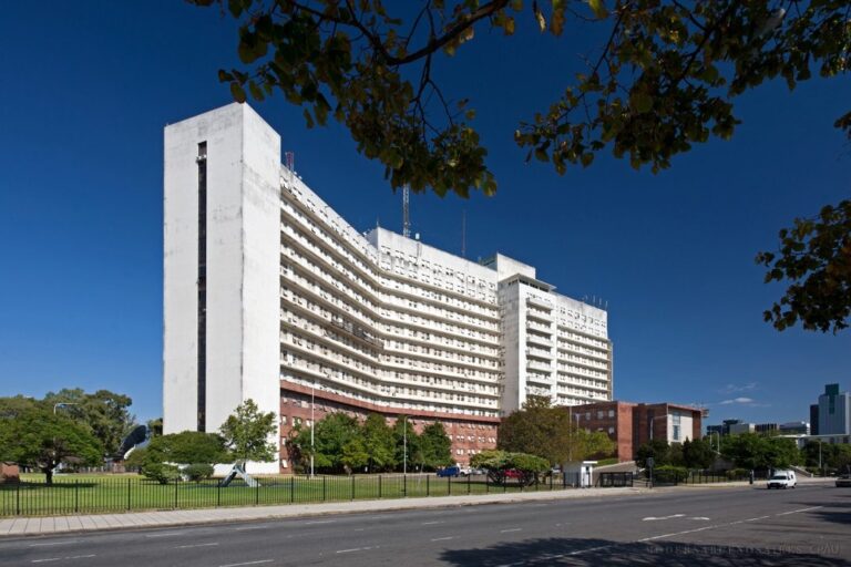 Incendio en la sede de la Armada: evacuaron a 75 personas y hay cinco heridos