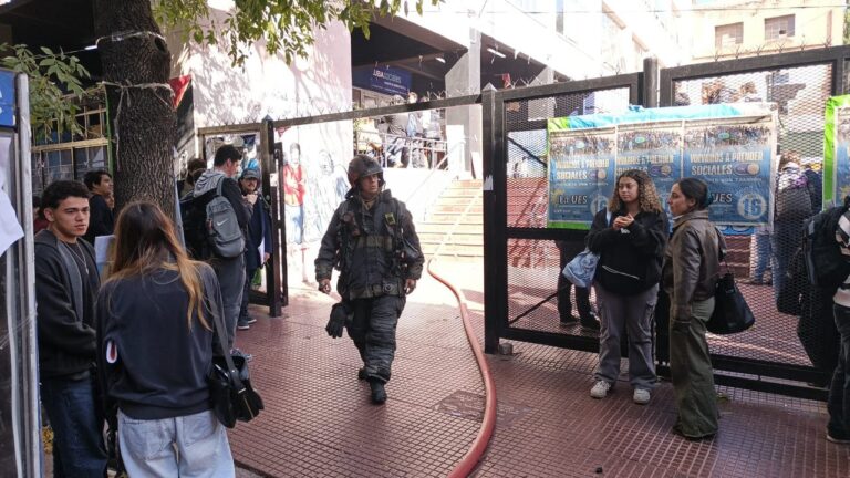 Constitución: se incendiaron dos contenedores de basura dentro de la Facultad de Ciencias Sociales
